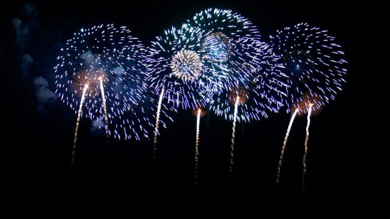 Incendio en un festival de Japón: dos barcos de fuegos artificiales arden en llamas