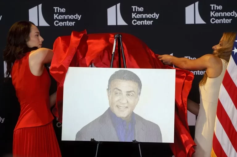 Trump premia a Sylvester Stallone, Gloria Gaynor y Kiss en el Centro Kennedy según EFE