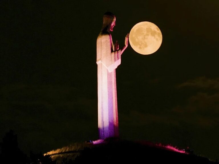 El Cristo del Otero se aproxima a la luna: ensayo fotográfico para el eclipse de 2026 en EFE