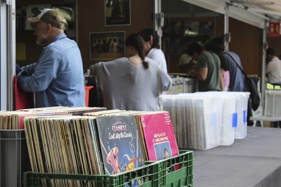 La feria del disco conecta a generaciones en su novena edición con clásicos a precios accesibles