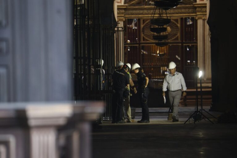 La policía y expertos evalúan los daños en las cubiertas de la Mezquita de Córdoba