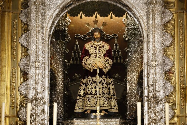El altar de la esperanza, un homenaje que une tradición y devoción en la cultura local