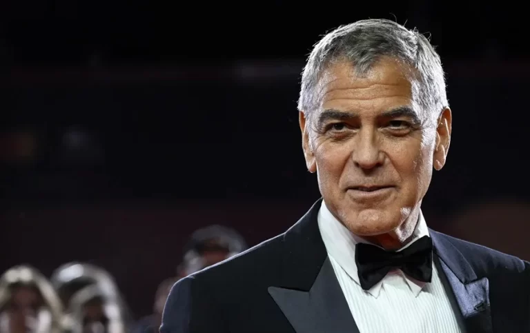 George Clooney hace su esperado ingreso en la alfombra roja del Festival Internacional de Cine de