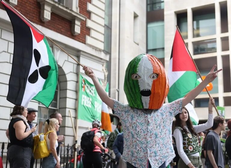 Simpatizantes de Liam O'Hanna, de Kneecap, frente al Tribunal de Magistrados de Westminster antes de su comparecencia ante el tribunal en Londres, Reino Unido.