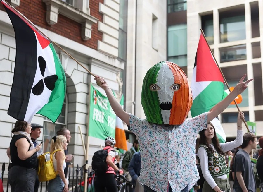 Simpatizantes de Liam O'Hanna, de Kneecap, frente al Tribunal de Magistrados de Westminster antes de su comparecencia ante el tribunal en Londres, Reino Unido.