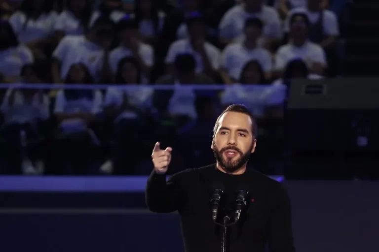 El presidente Nayib Bukele designa a una oficial del ejército como nueva ministra de Educación en