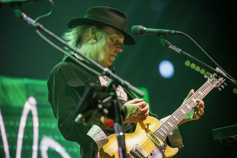 Neil Young deja Facebook en protesta por la política de Meta sobre chatbots dirigidos a niños