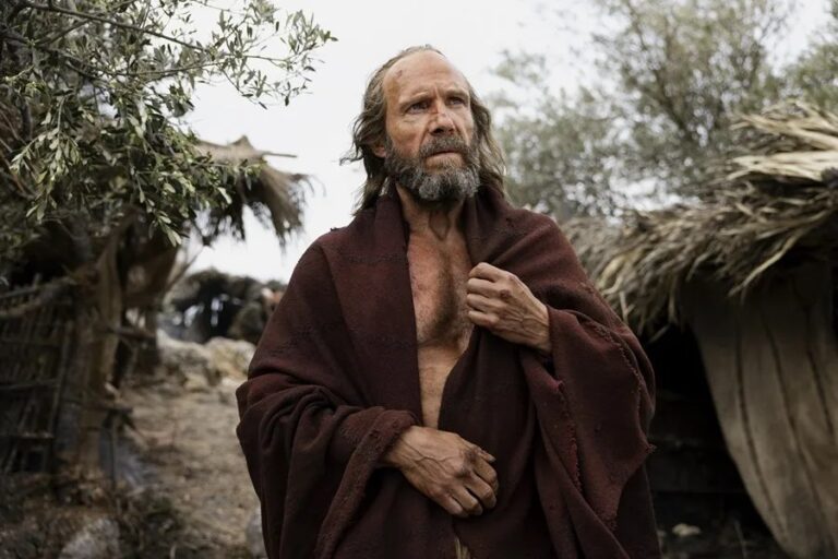 Captura de la película en la que Ralph Fiennes protagoniza el regreso de Ulises/Odiseo a Itaca. Imagen de Fabio Zayed - Maila Iacovelli, / A Contracorriente Films