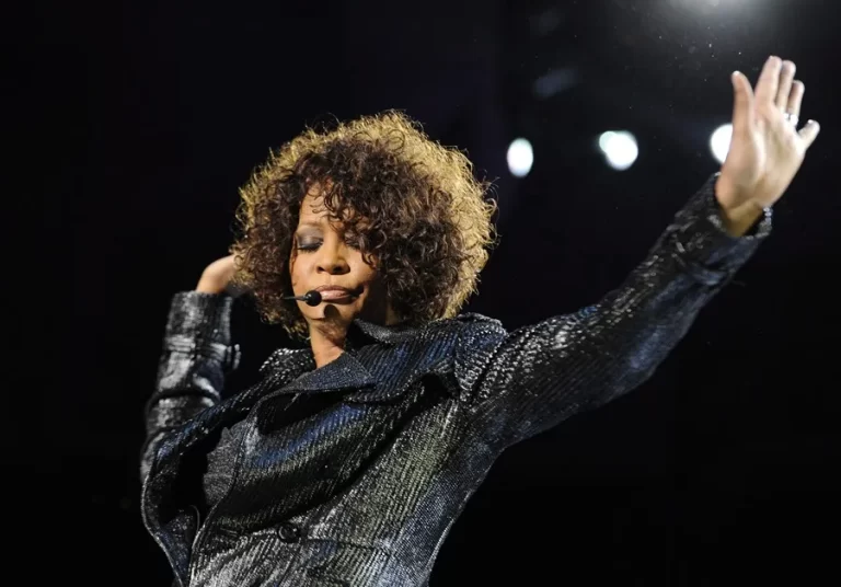 Un traje de Whitney Houston usado en un concierto se vende en subasta por 22.400 dólares