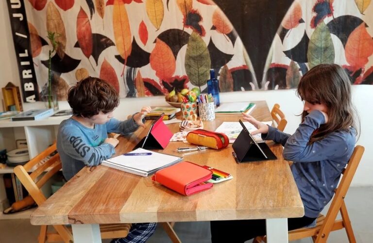 Dos jóvenes usan sus tabletas