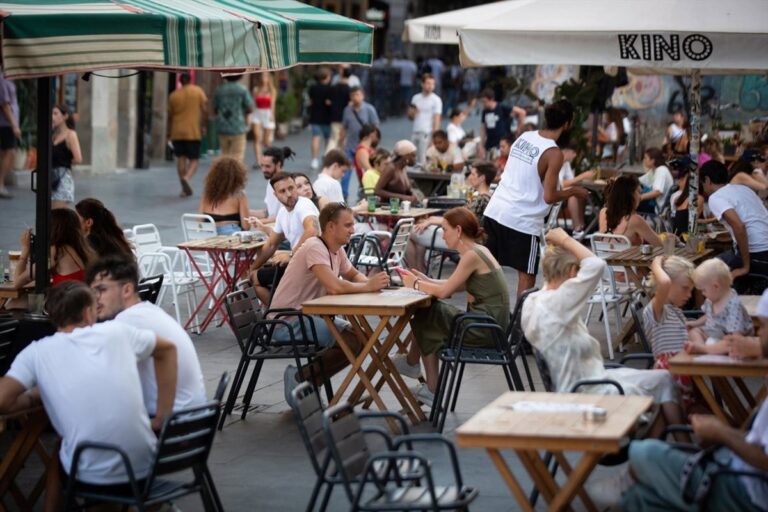 El crecimiento de las empresas españolas se intensificó en julio, impulsado por el sector