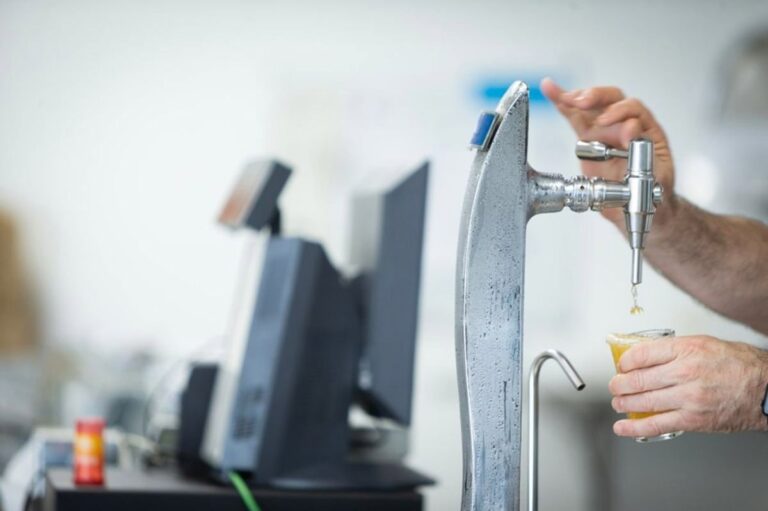 Los empleados en el sector turístico superan por primera vez los 3 millones antes del verano