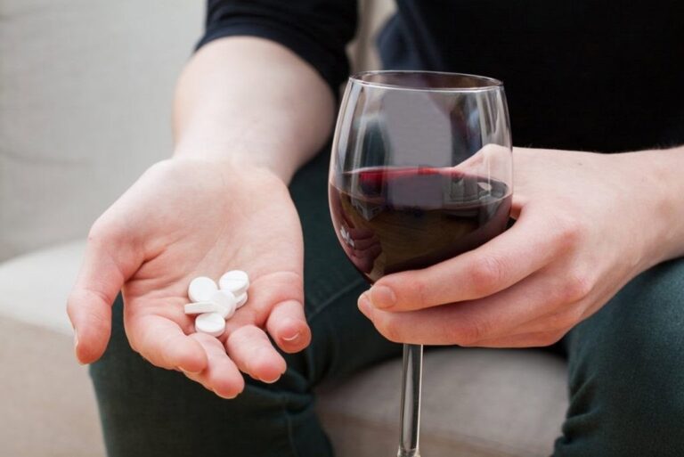 ¿Es seguro beber alcohol al usar medicamentos? Expertos advierten sobre sus riesgos