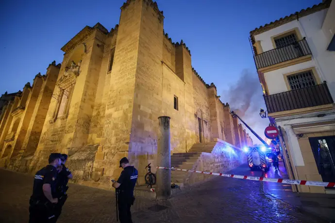 Bomberos apagan el fuego en la Mezquita de Córdoba y se esfuerzan por evitar rebrotes de llamas