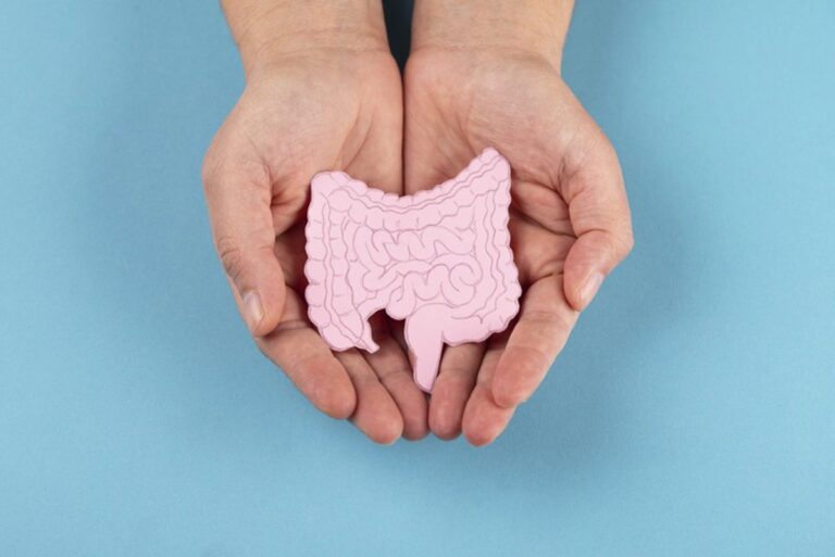 Identifican el 'dúo peligroso' en el intestino que incrementa cinco veces el riesgo de cáncer