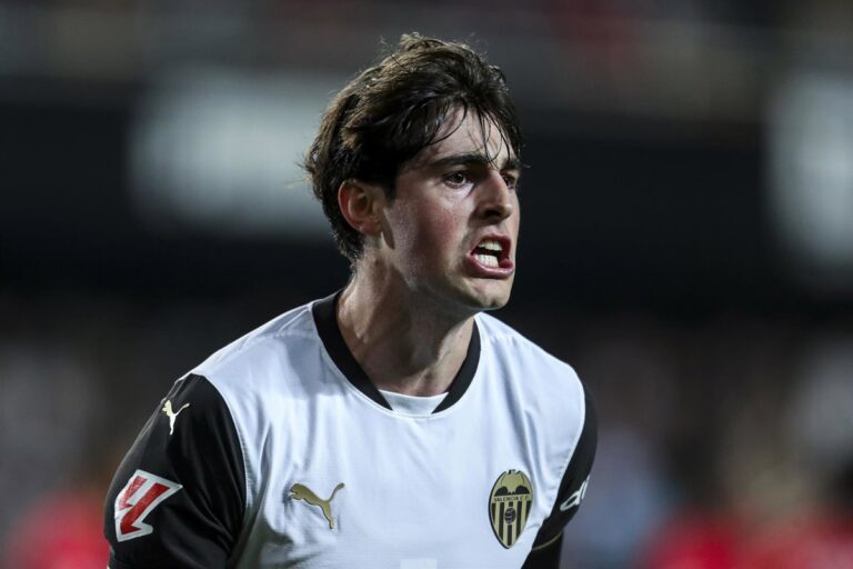 Javi Guerra y César Tárrega continúan su trayectoria en el Valencia tras renovar sus contratos
