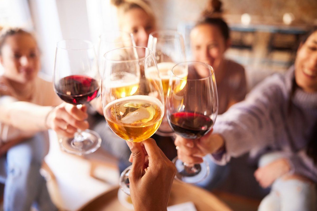 un experto del csic opina que, si hay que elegir, el vino podría ser más saludable que la cerveza