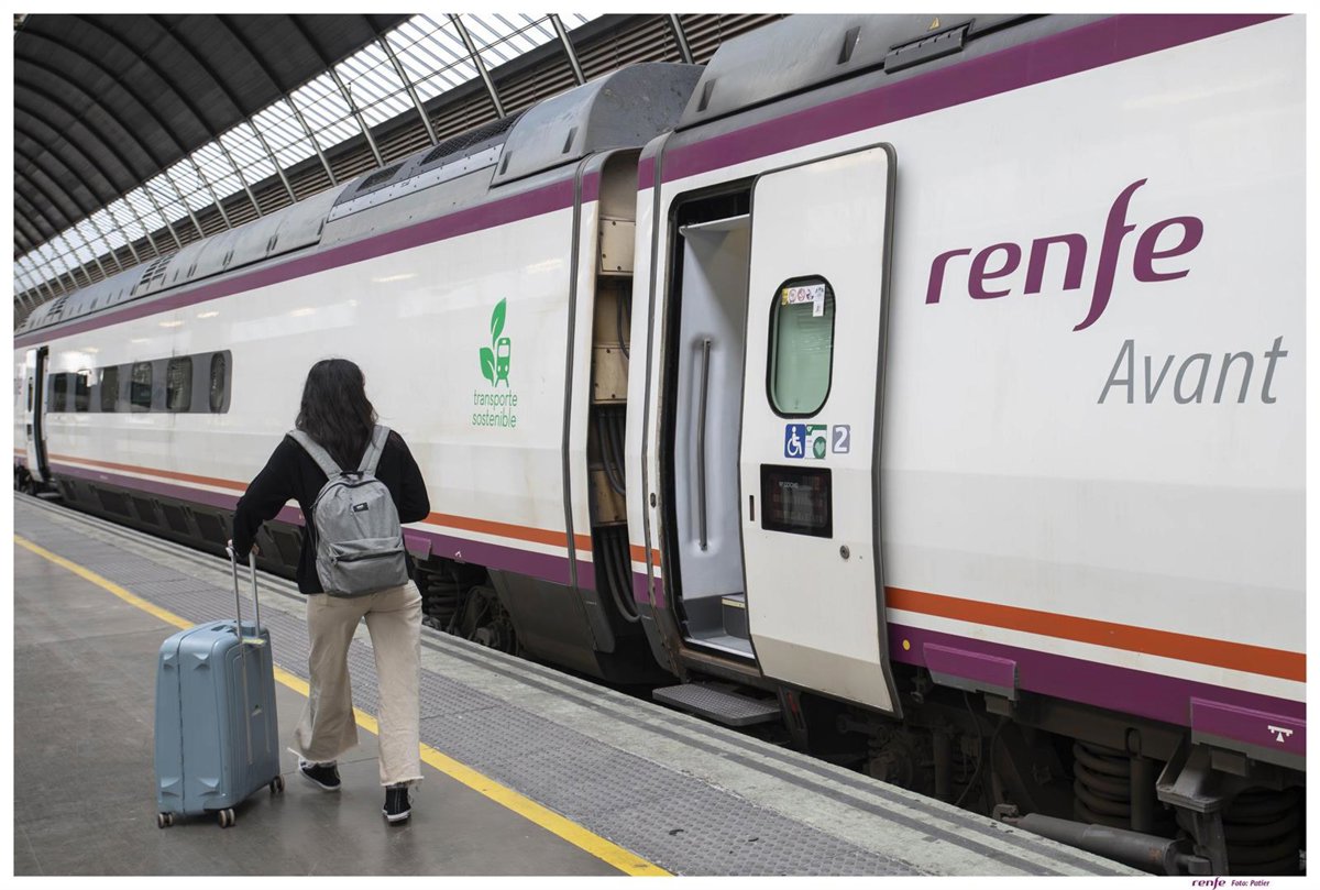 Retrasos de casi tres horas en el tren Alvia que conecta Madrid y Cádiz debido a un problema