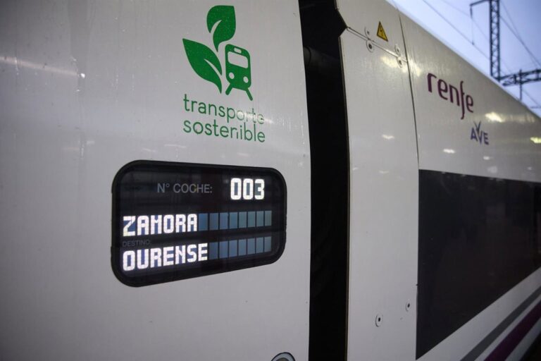 restablecida la circulación de trenes entre Santiago y Ourense, pero sigue cortado el AVE a Madrid