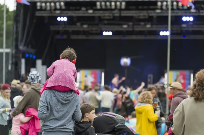 Pediatras alertan sobre el peligro de daño auditivo en bebés y niños por conciertos ruidosos