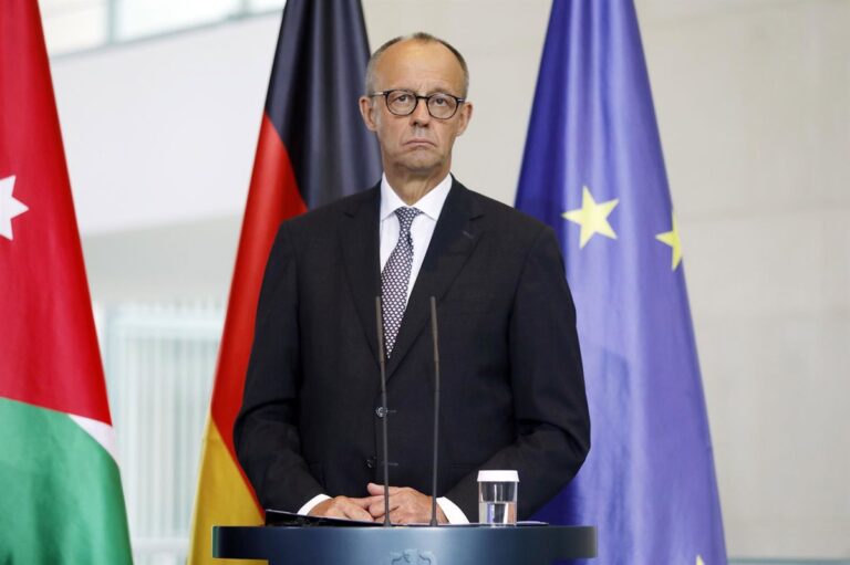 Líderes europeos solicitan a Trump un alto el fuego en Ucrania antes de su reunión con Putin