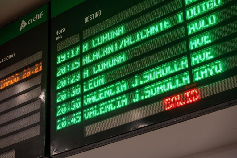 La circulación del AVE Galicia-Madrid se detiene nuevamente por el incendio reactivado