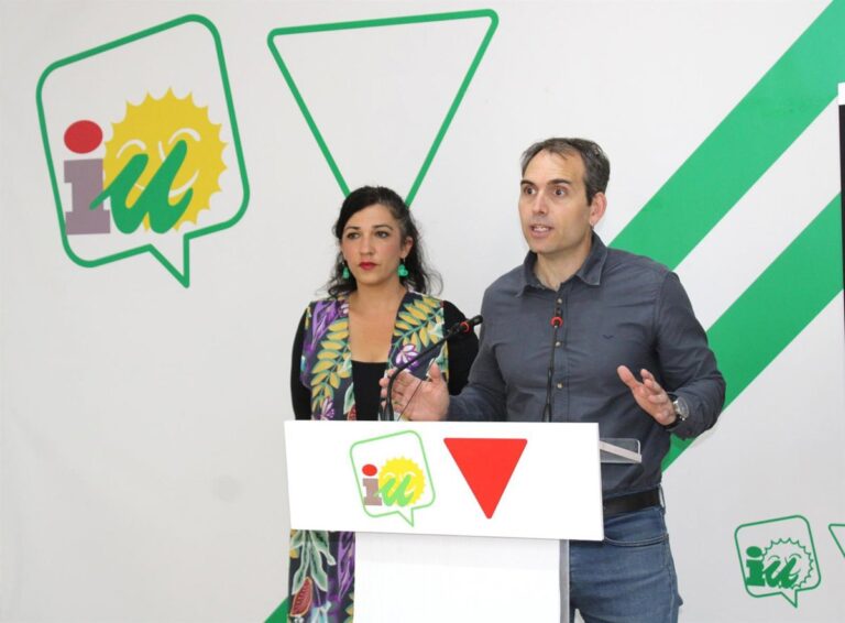 IU pide a AENA que cese su favoritismo hacia las VTC con aparcamientos exclusivos en aeropuertos