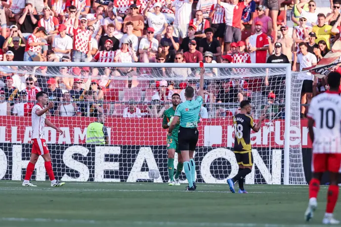 El Rayo se beneficia de los errores de Gazzaniga, mientras el Villarreal vence al Oviedo en su