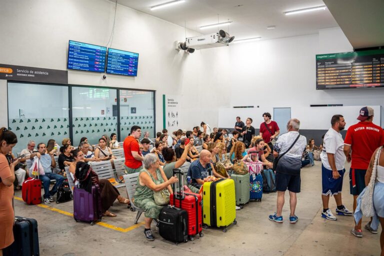 Los trenes de Madrid a Galicia permanecen suspendidos por los incendios hasta al menos las 17:00