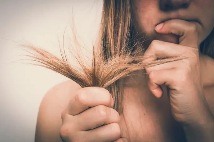 Consejos de una dermatóloga para prevenir la sequedad y decoloración del cabello por el sol