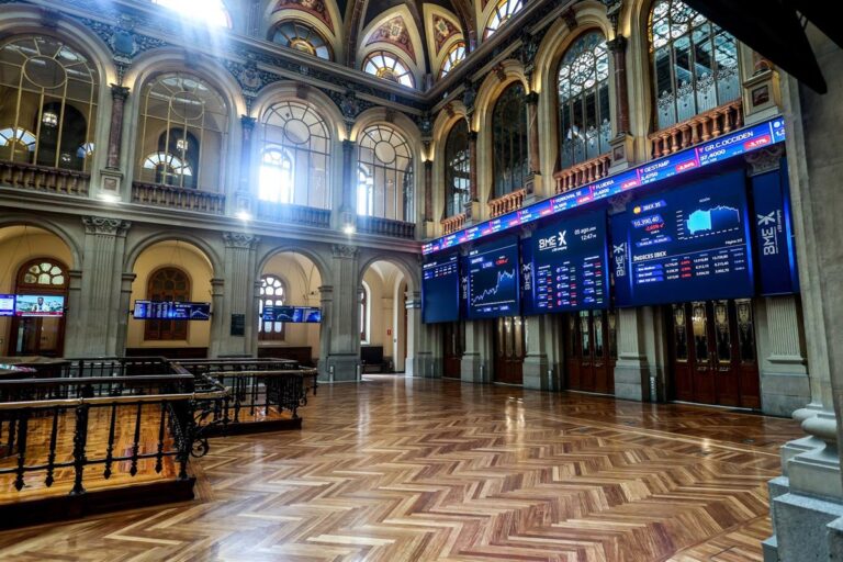 El Ibex 35 cierra casi sin cambios (-0,08%) y se sitúa por debajo de los 15.300 puntos