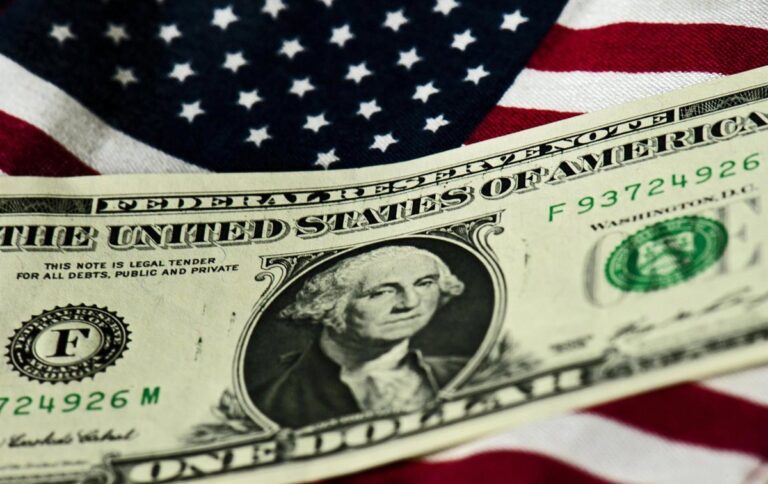 Bostic (Fed) considera posible un recorte de tasas este año, pero advierte sobre inestabilidad en