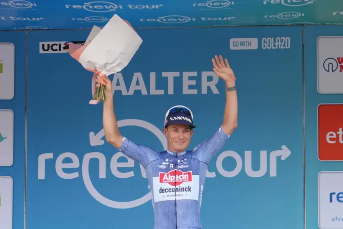 Philipsen triunfa en el esprint de Novara y se convierte en el primer líder de La Vuelta