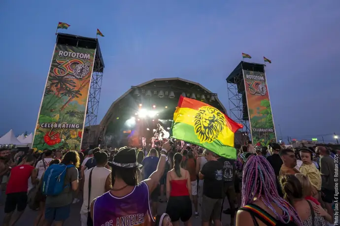 El Rototom 2025 congrega a 218.000 personas de 111 países para celebrar 30 años de música y