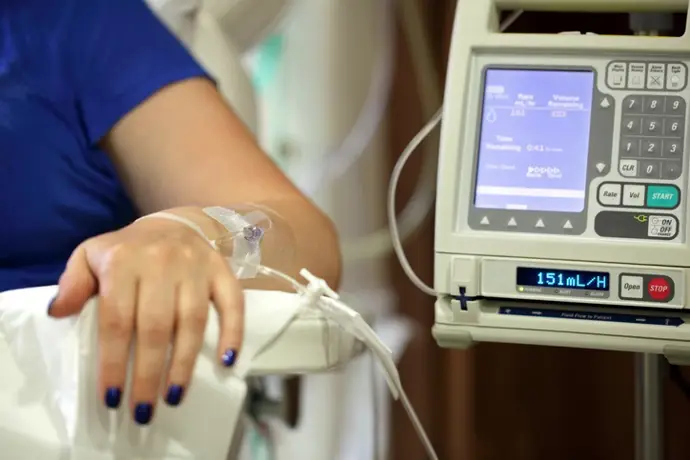 Transforman tratamientos intravenosos prolongados en el hospital en rápidas inyecciones en casa