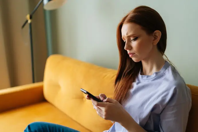 Mensajes fríos: su efecto negativo en la comunicación emocional de los jóvenes y su bienestar
