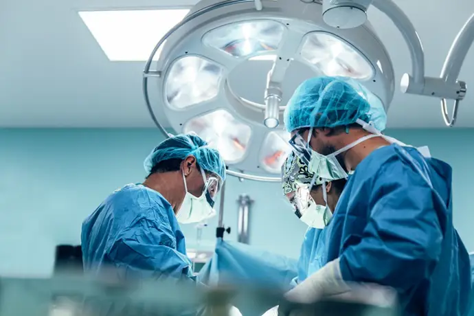 Investigadores chinos realizan el primer trasplante de pulmón de cerdo en un ser humano.