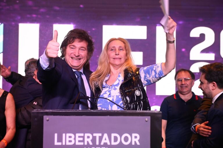 El riesgo país de Argentina alcanza 829 puntos debido al escándalo de corrupción de Milei