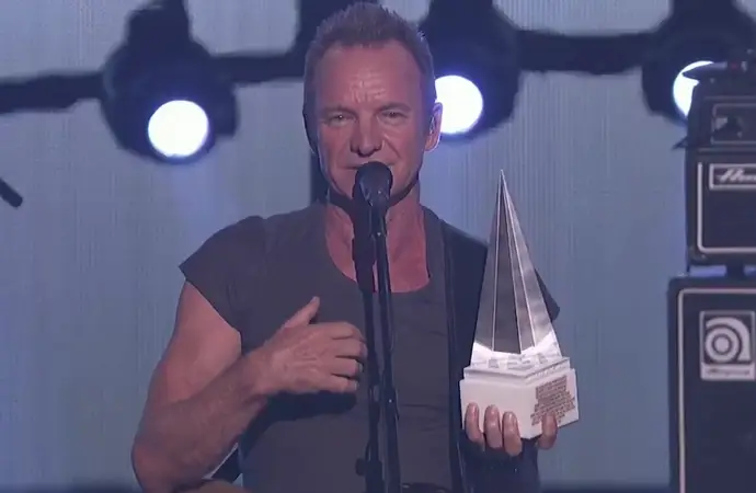 Sting enfrenta demandas de excompañeros de 'The Police' por derechos de autor y regalías.
