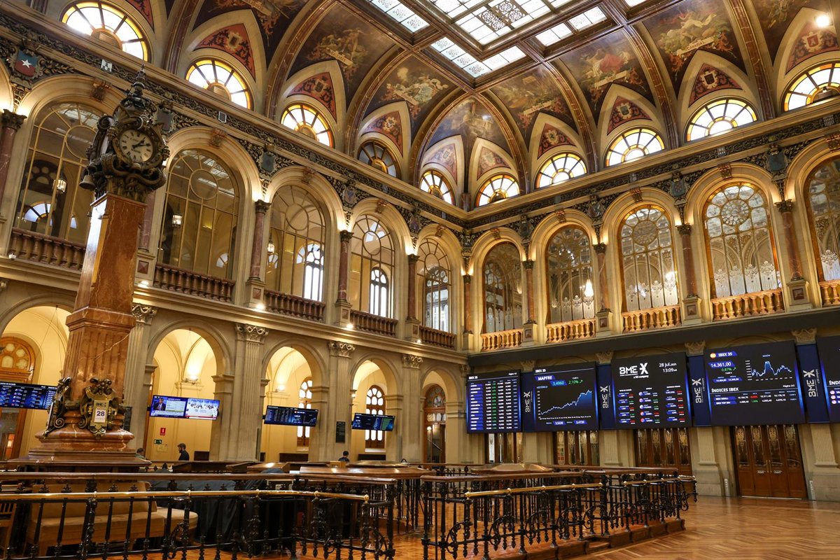 El Ibex 35 cierra con una caída del 0,6% y se distancia de los 15.100 puntos, pendiente de Nvidia