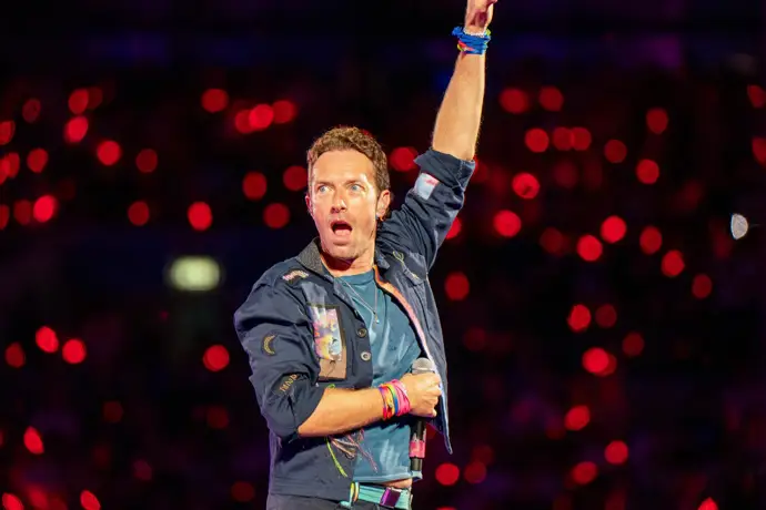 Chris Martin habla sobre la controversia de la infidelidad durante el concierto de Coldplay