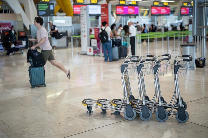 Pasajeros con sus maletas, en el Aeropuerto Adolfo Suárez Madrid-Barajas, a 14 de agosto de 2025, en Madrid (España).