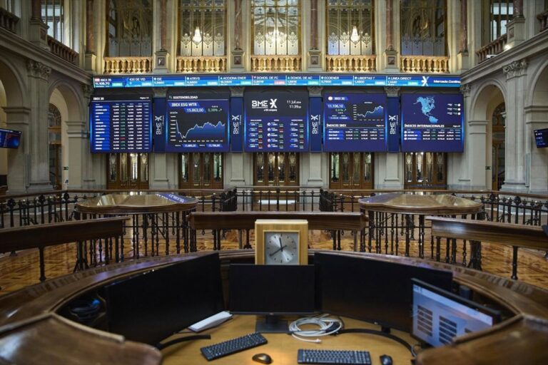 El Ibex 35 cierra con un repunte del 0,3% y logra mantener los 15.000 puntos tras la jornada