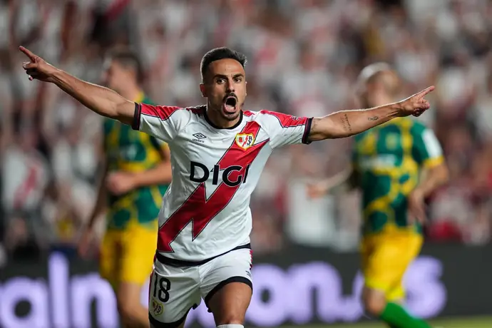 Álvaro García lleva al Rayo Vallecano a una clasificación histórica para la Conference League