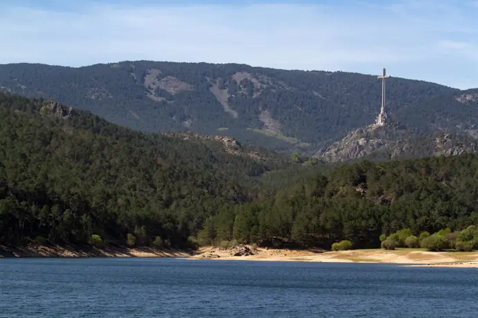 La escolanía de la Santa Cruz del Valle de los Caídos presenta un nuevo documental en español.