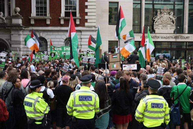 Seguidores de Liam O'Hanna de Kneecap ondean banderas palestinas fuera del Tribunal de Magistrados de Westminster.