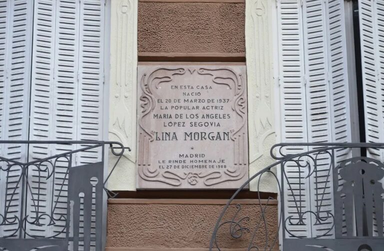 Placa conmemorativa en la casa natal de la actriz Lina Morgan en la madrileña calle de San pedro.