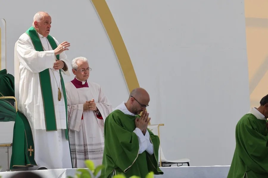 El Papa Francisco (izq.) oficia una misa durante la visita pastoral con motivo de la 50&ordf; Semana Social de los Cat&oacute;licos Italianos, en la Piazza Unit&agrave; d'Italia en Trieste,