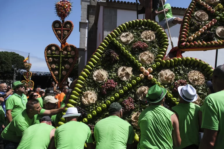 Tejina embellece sus calles con corazones de flores y frutas de 12 metros y cien kilos