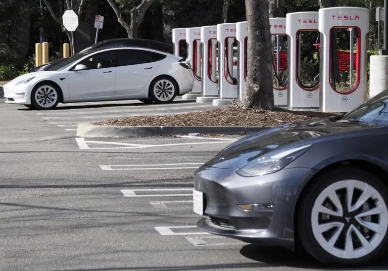 Tesla podría presentar en septiembre un modelo avanzado de FSD, mientras OpenAI proporciona